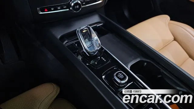 Volvo XC60 2022 — фото 12