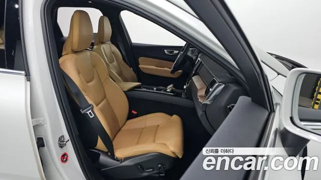 Volvo XC60 2022 — фото 17