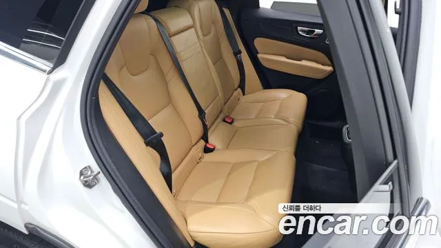 Volvo XC60 2022 — фото 18