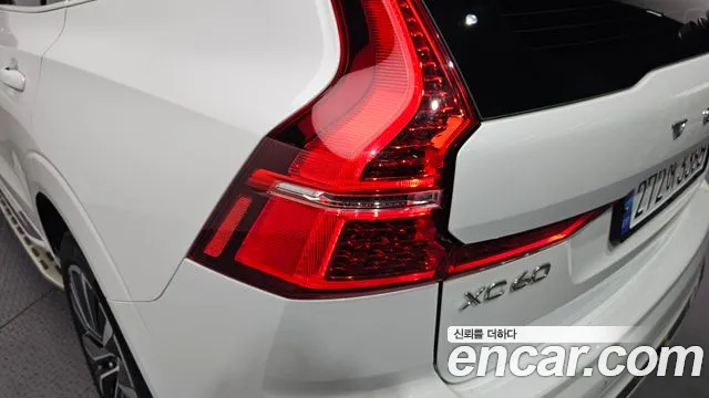 Volvo XC60 2022 — фото 9