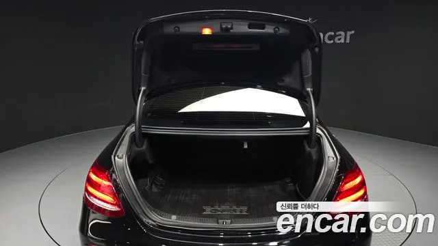Mercedes-Benz E-Class 2017 — фото 20
