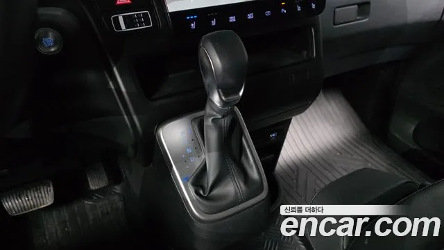 Hyundai Staria 2025 — фото 12