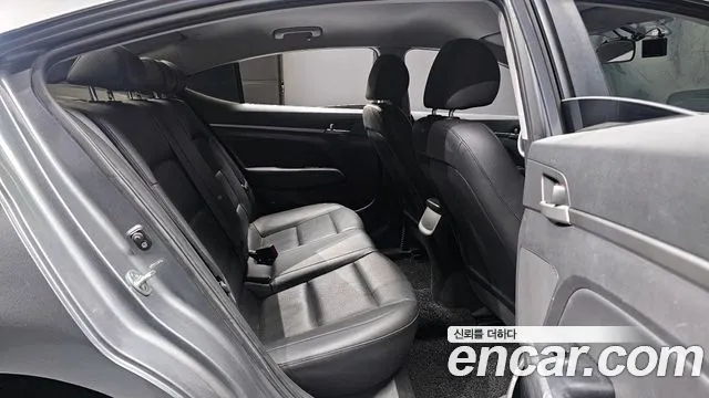 Hyundai AVANTE 2017 — фото 11
