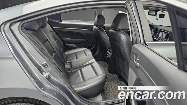 Hyundai AVANTE 2017 — фото 11