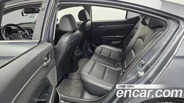 Hyundai AVANTE 2017 — фото 12