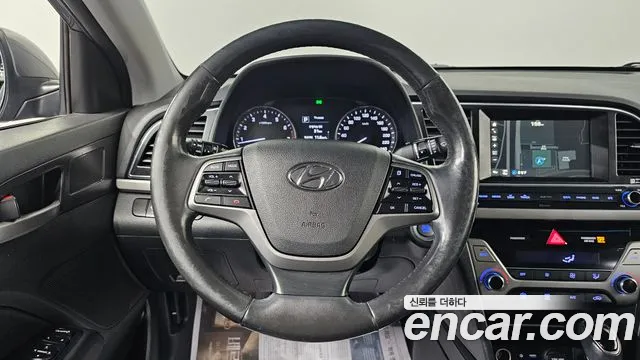 Hyundai AVANTE 2017 — фото 16