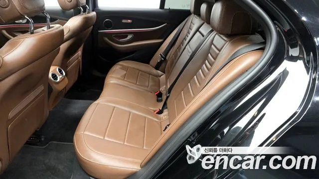 Mercedes-Benz E-Class 2023 — фото 18