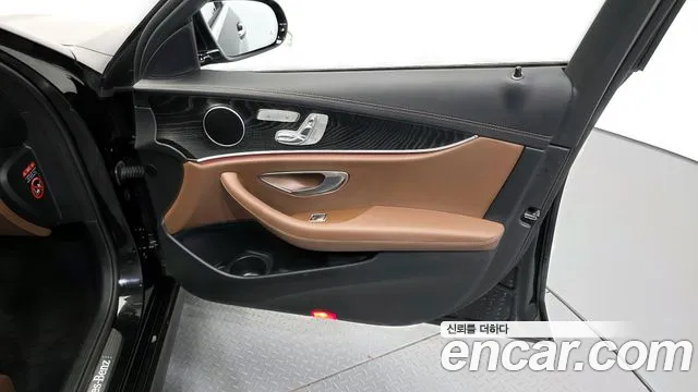Mercedes-Benz E-Class 2023 — фото 14