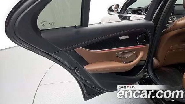 Mercedes-Benz E-Class 2023 — фото 15