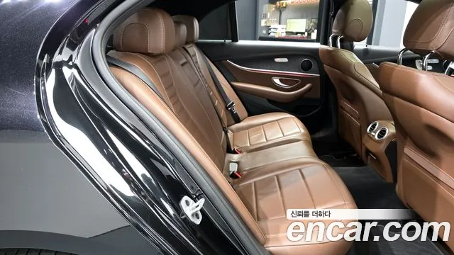 Mercedes-Benz E-Class 2023 — фото 16
