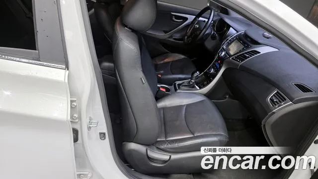 Hyundai AVANTE 2016 — фото 11