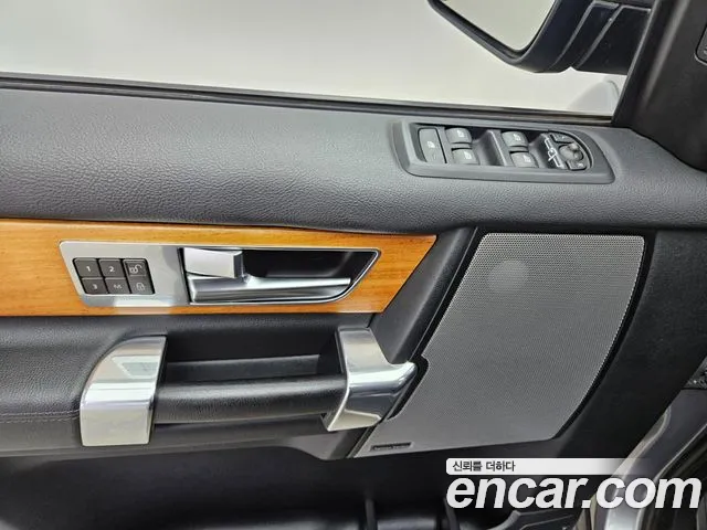 Land Rover Discovery 2012 — фото 18