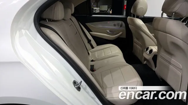 Mercedes-Benz E-Class 2019 — фото 12