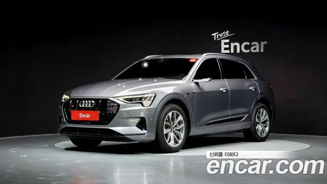 Audi e-tron 2020 — фото 1
