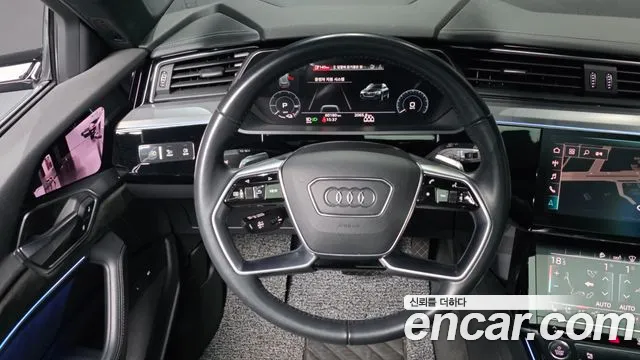 Audi e-tron 2020 — фото 19