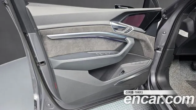 Audi e-tron 2020 — фото 14
