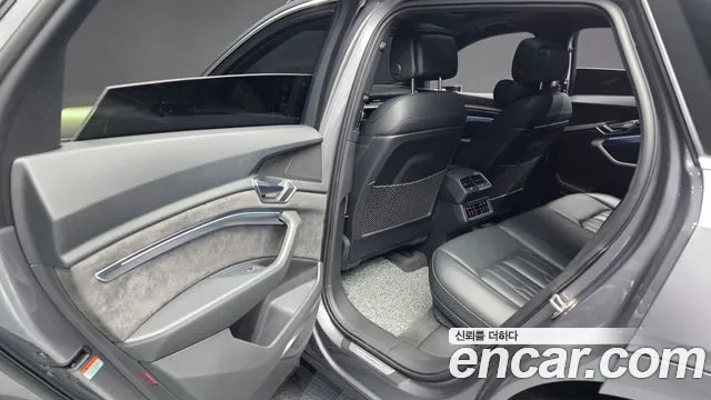Audi e-tron 2020 — фото 16