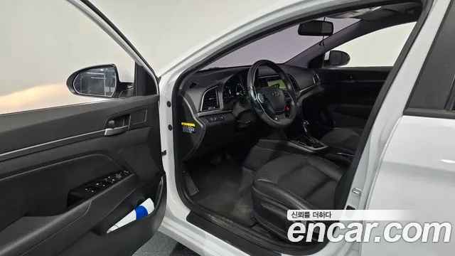 Hyundai AVANTE 2018 — фото 12