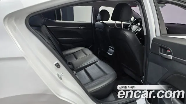 Hyundai AVANTE 2018 — фото 16