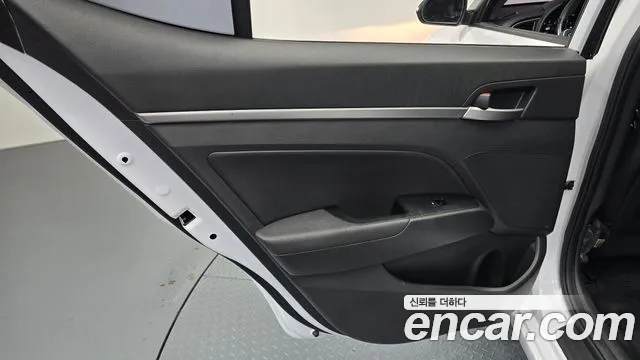 Hyundai AVANTE 2018 — фото 14