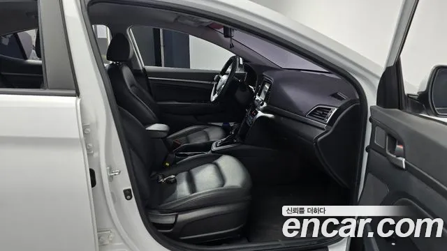 Hyundai AVANTE 2018 — фото 15
