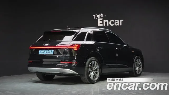 Audi e-tron 2022 — фото 1