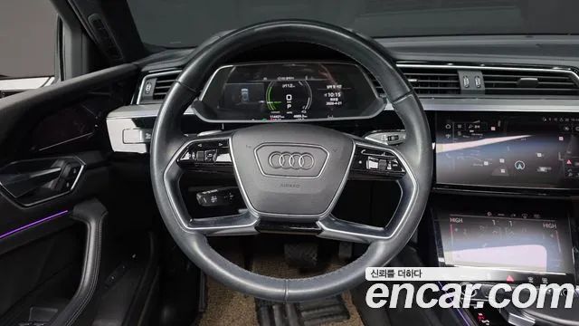 Audi e-tron 2022 — фото 18