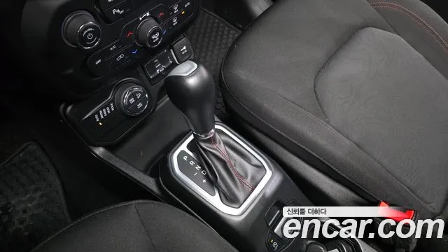 Jeep Renegade 2018 — фото 12