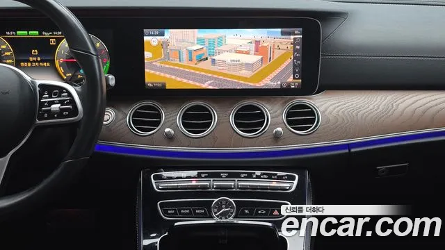Mercedes-Benz E-Class 2019 — фото 20