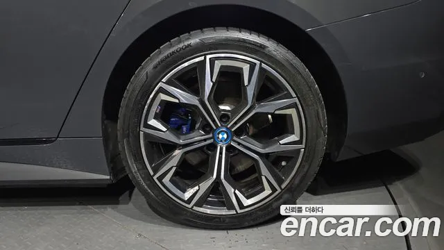 BMW i4 2022 — фото 7