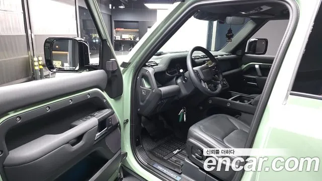 Land Rover Defender 2023 — фото 10