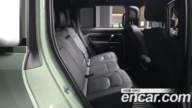 Land Rover Defender 2023 — фото 12