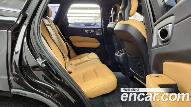 Volvo XC60 2018 — фото 18