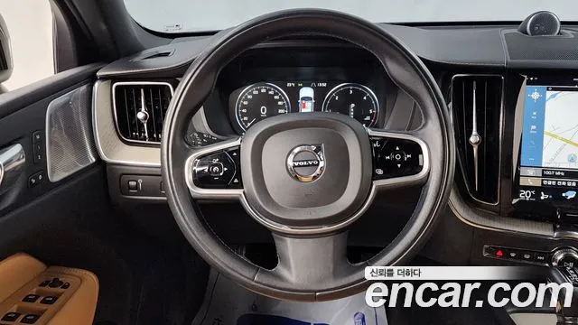Volvo XC60 2018 — фото 19