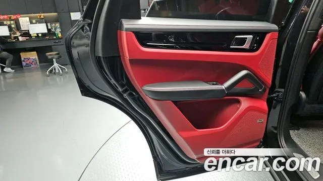Porsche Cayenne 2020 — фото 15