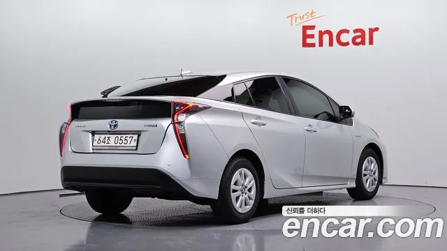 Toyota Prius 2016 — фото 2