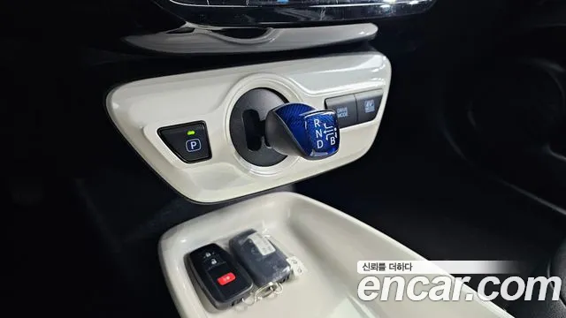 Toyota Prius 2016 — фото 9