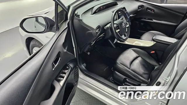 Toyota Prius 2016 — фото 10