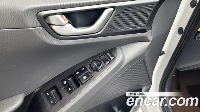 Hyundai Ioniq 2017 — фото 11