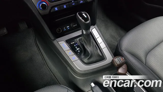 Hyundai AVANTE 2017 — фото 12