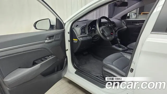 Hyundai AVANTE 2017 — фото 13