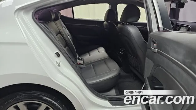 Hyundai AVANTE 2017 — фото 18