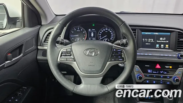 Hyundai AVANTE 2017 — фото 19