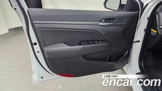 Hyundai AVANTE 2017 — фото 14