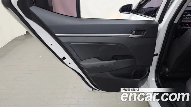 Hyundai AVANTE 2017 — фото 15