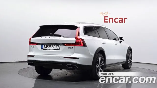 Volvo V60 2021 — фото 1