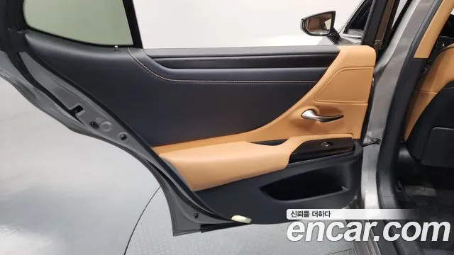 Lexus ES 2022 — фото 15