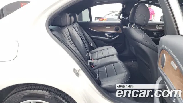 Mercedes-Benz E-Class 2023 — фото 16