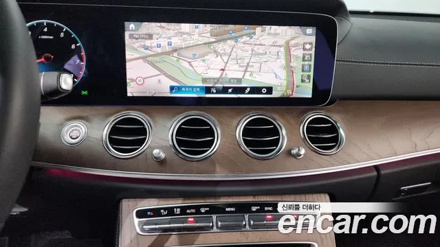 Mercedes-Benz E-Class 2023 — фото 17