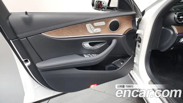 Mercedes-Benz E-Class 2023 — фото 13
